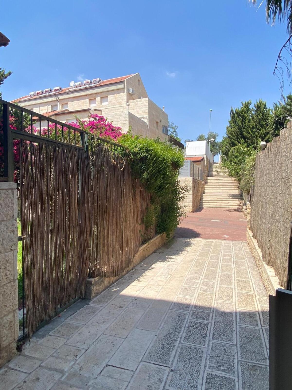 דירת גן מרווחת במיקום מעולה עם נטפליקס חינמי Apartment Ma'ale Adumim Exterior photo